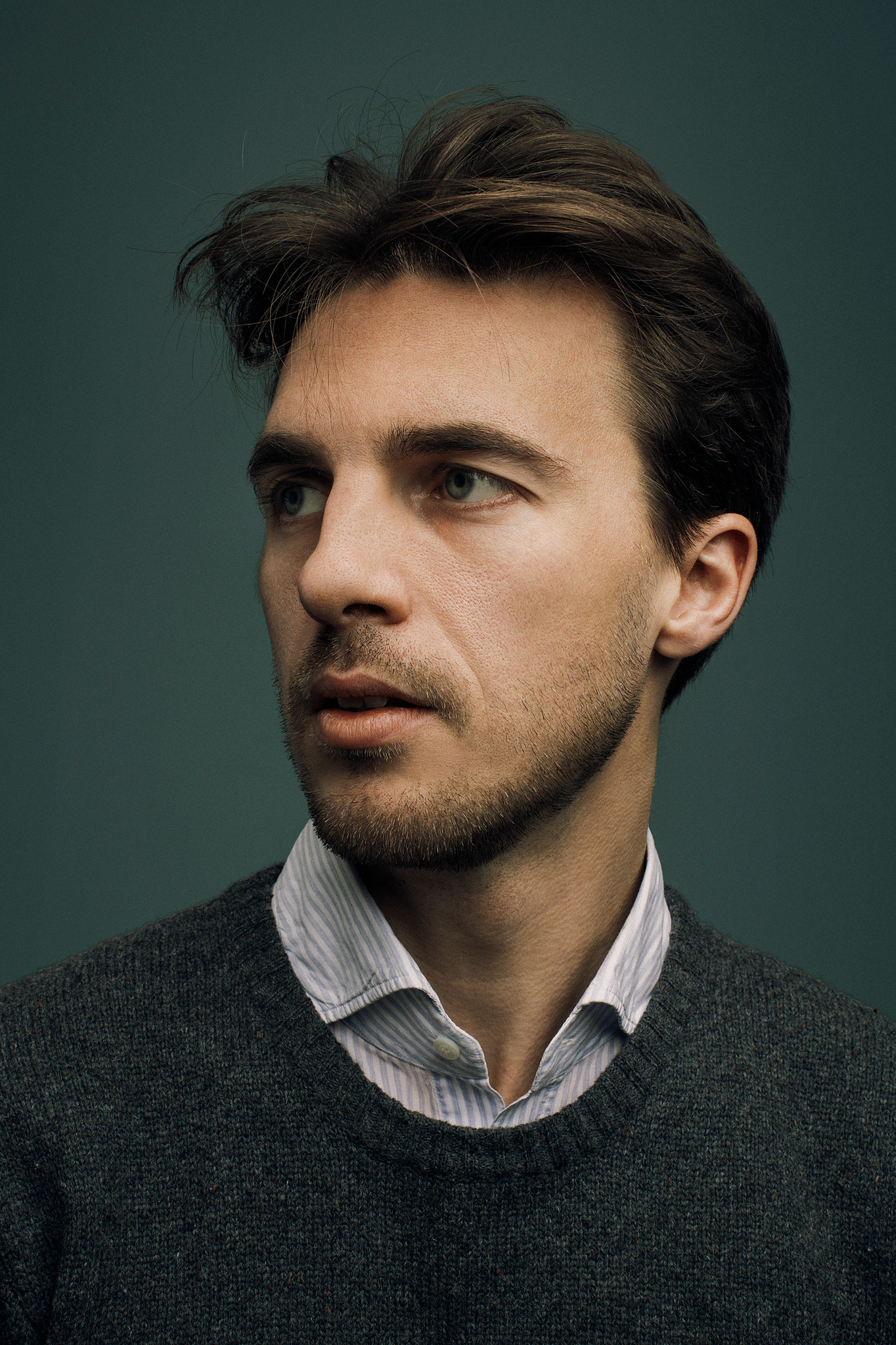 Portrait corpo de Mr Marcotte en veston bleu sur fond gris.
Professional business portrait or Mr Marcotte on a grey background.